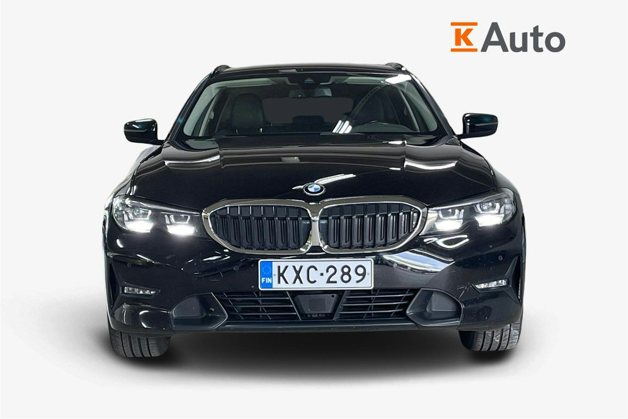Musta BMW 330 2021 kuva 5.