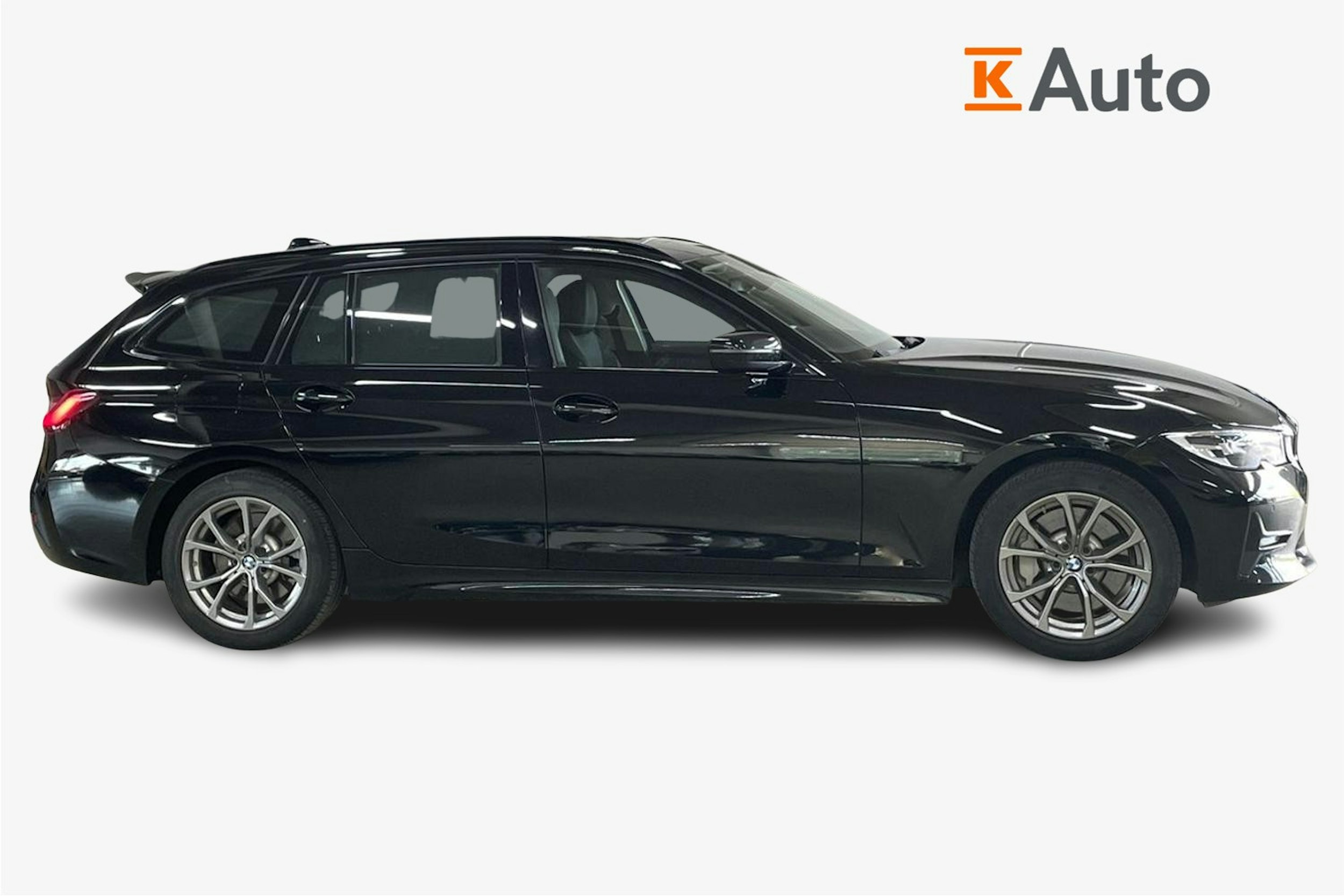 Musta BMW 330 2021 kuva 6.