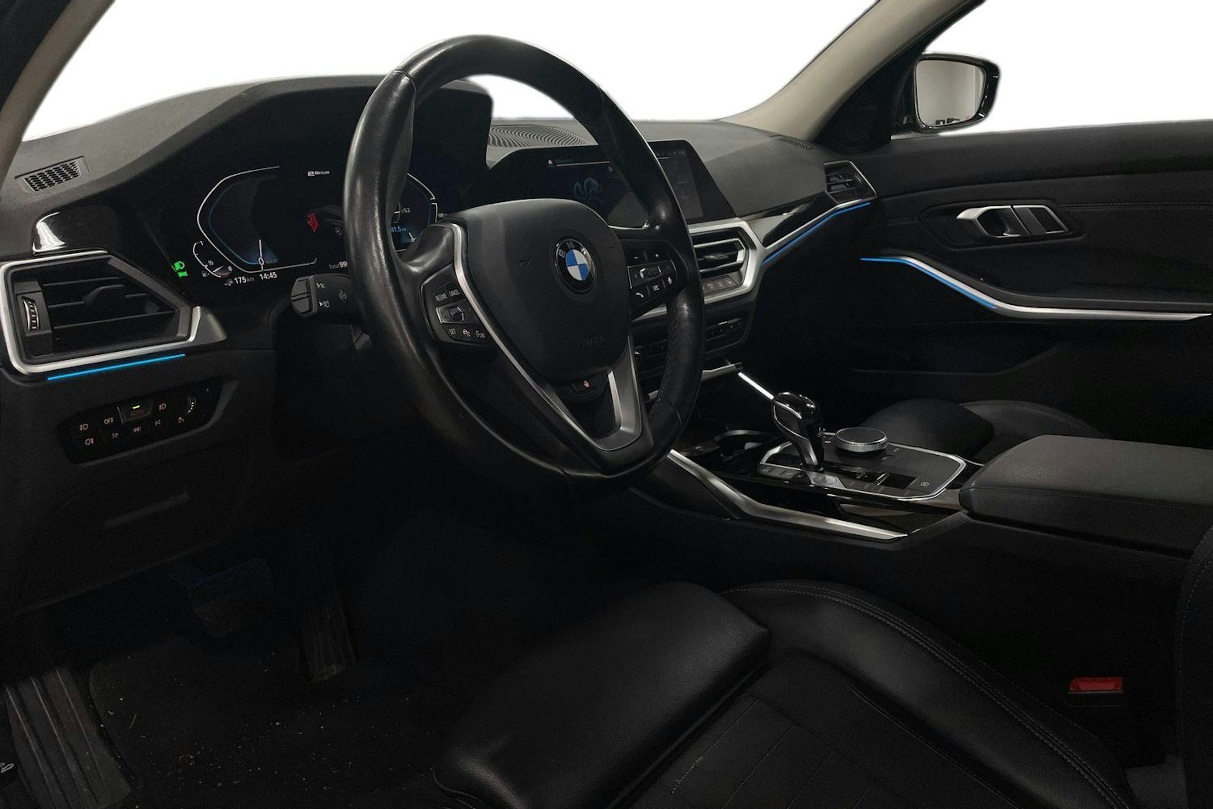 Musta BMW 330 2021 kuva 7.