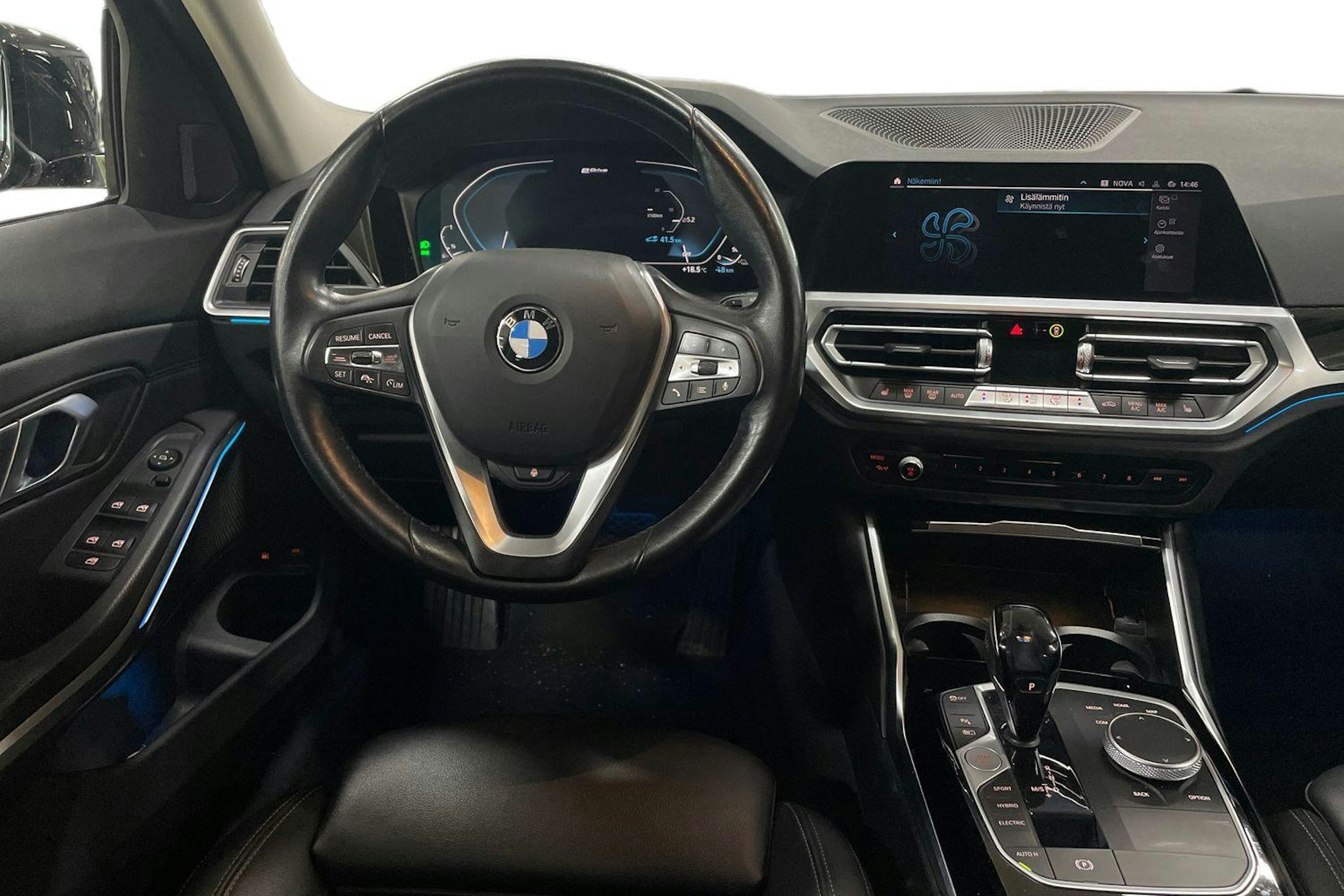 Musta BMW 330 2021 kuva 9.