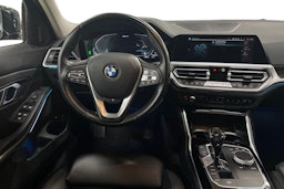 Musta BMW 330 2021 kuva 9.