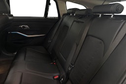 Musta BMW 330 2021 kuva 10.