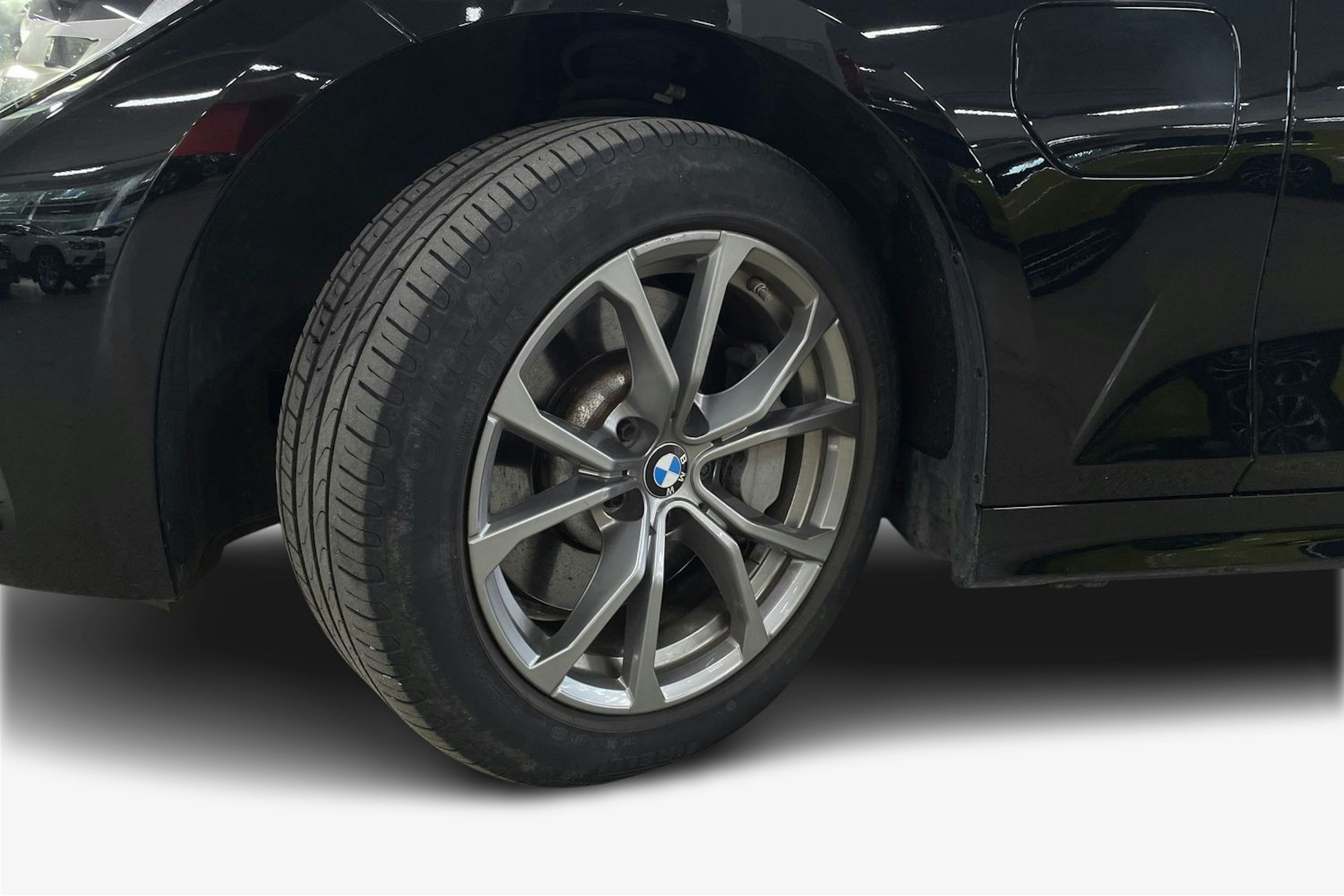 Musta BMW 330 2021 kuva 11.