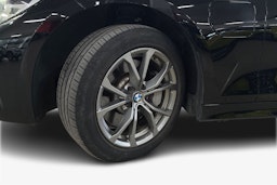 Musta BMW 330 2021 kuva 11.