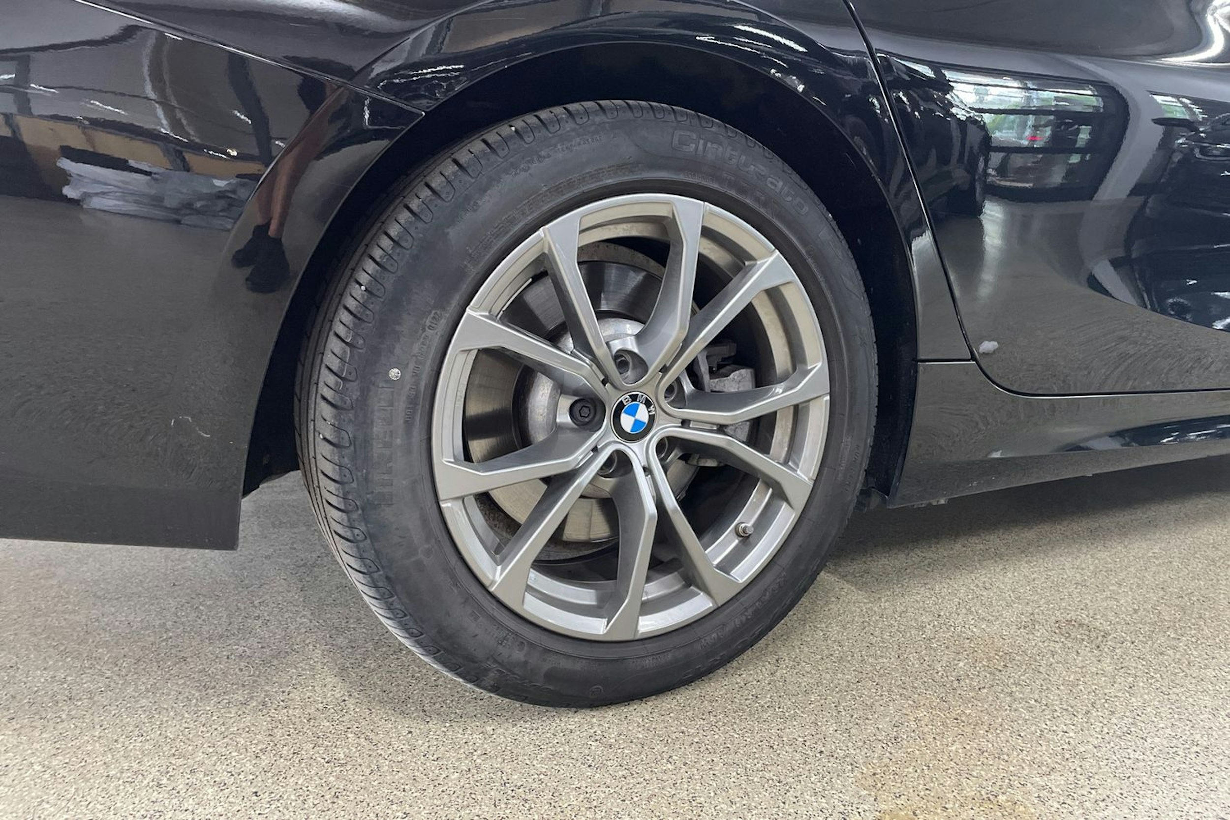 Musta BMW 330 2021 kuva 13.