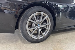 Musta BMW 330 2021 kuva 13.
