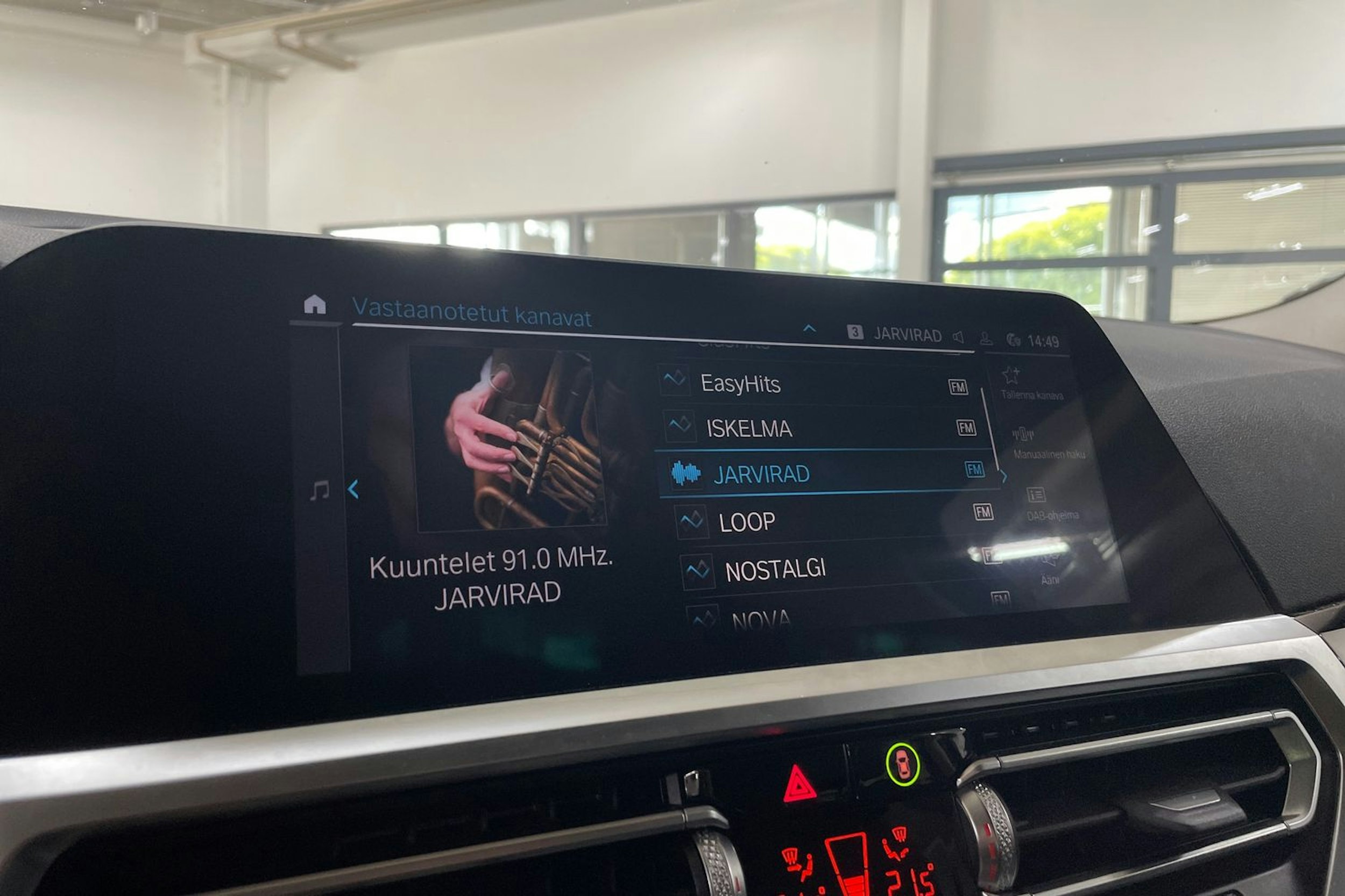 Musta BMW 330 2021 kuva 20.