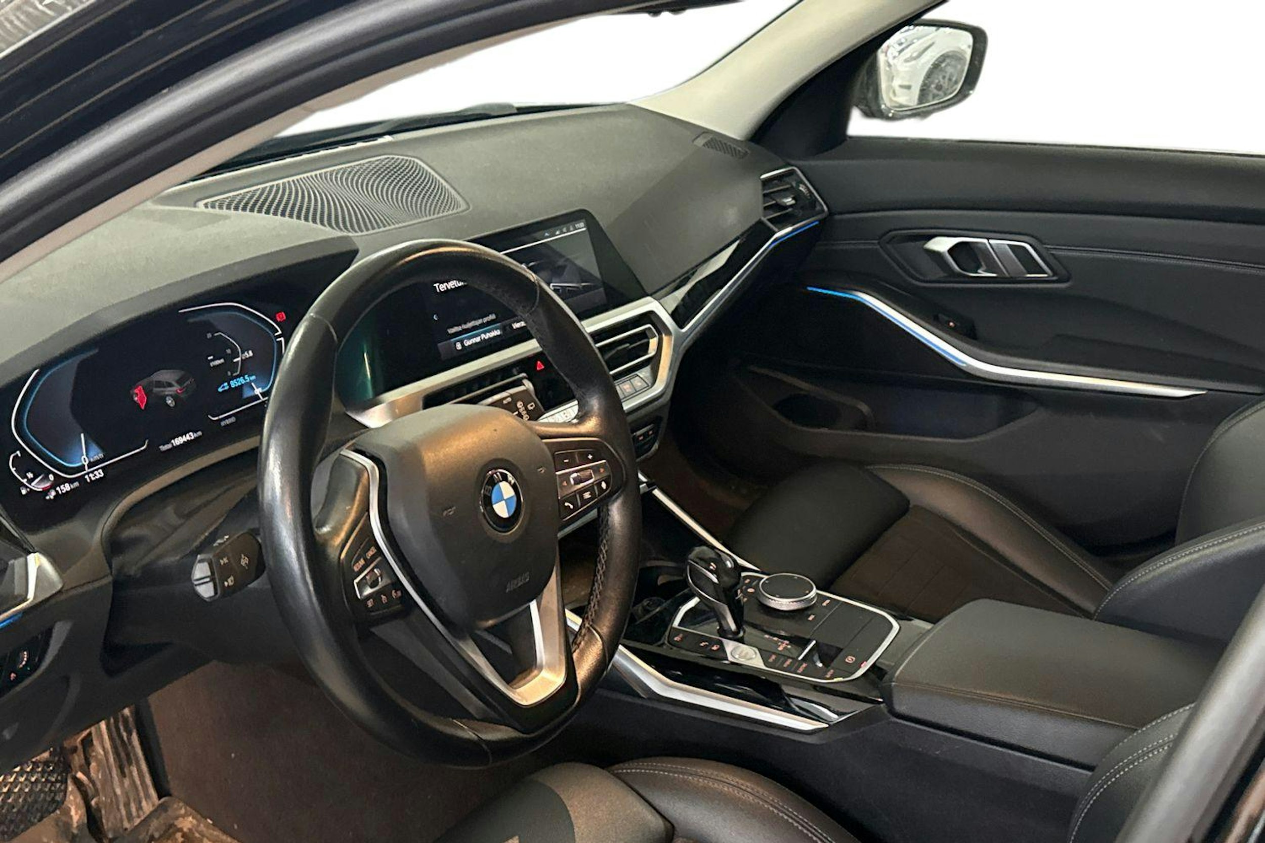 Musta BMW 330 2021 kuva 3.