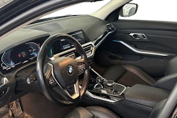 Musta BMW 330 2021 kuva 3.