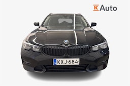 Musta BMW 330 2021 kuva 5.