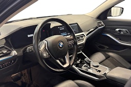 Musta BMW 330 2021 kuva 7.