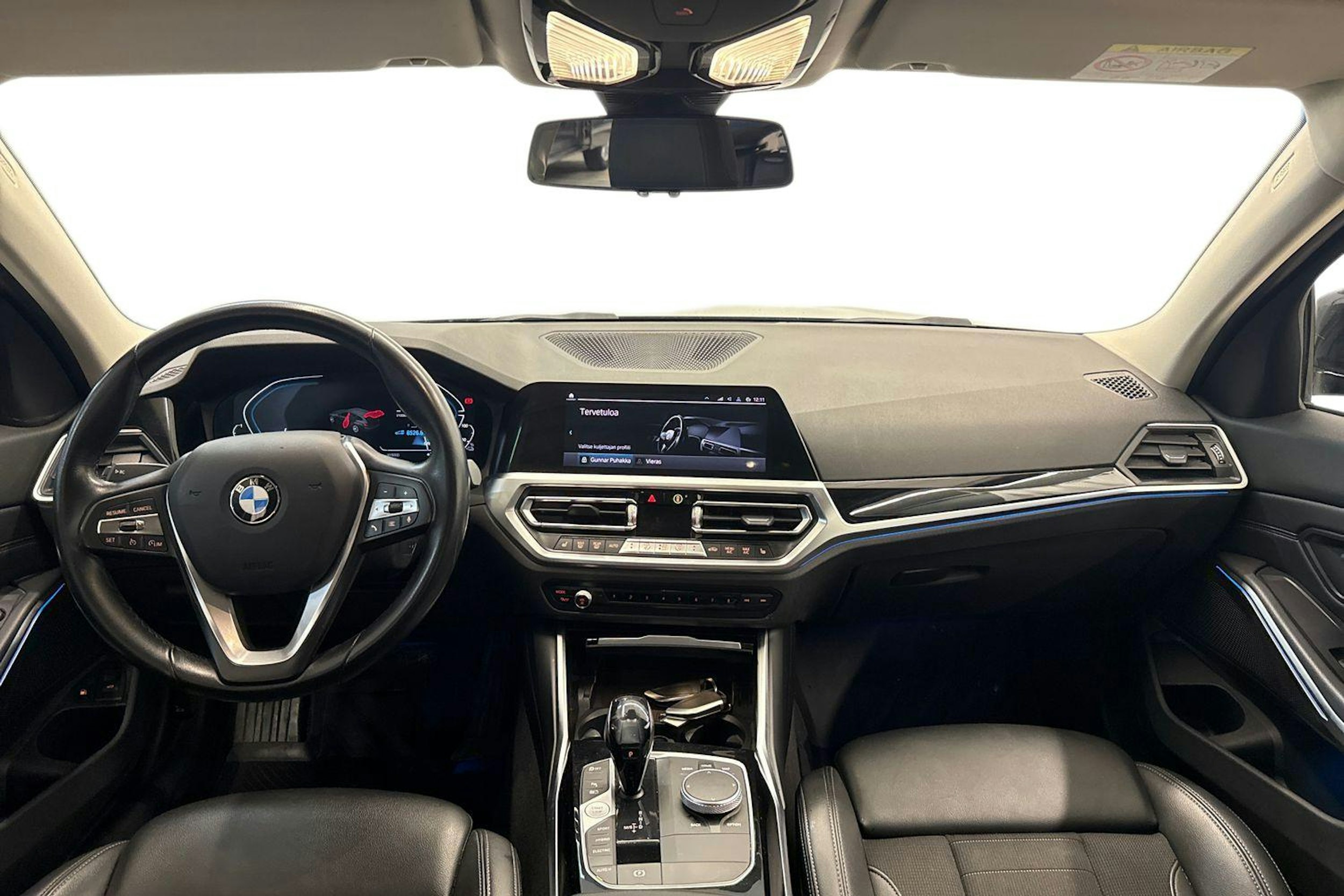 Musta BMW 330 2021 kuva 9.