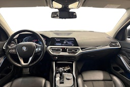 Musta BMW 330 2021 kuva 9.