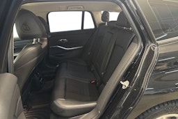 Musta BMW 330 2021 kuva 10.