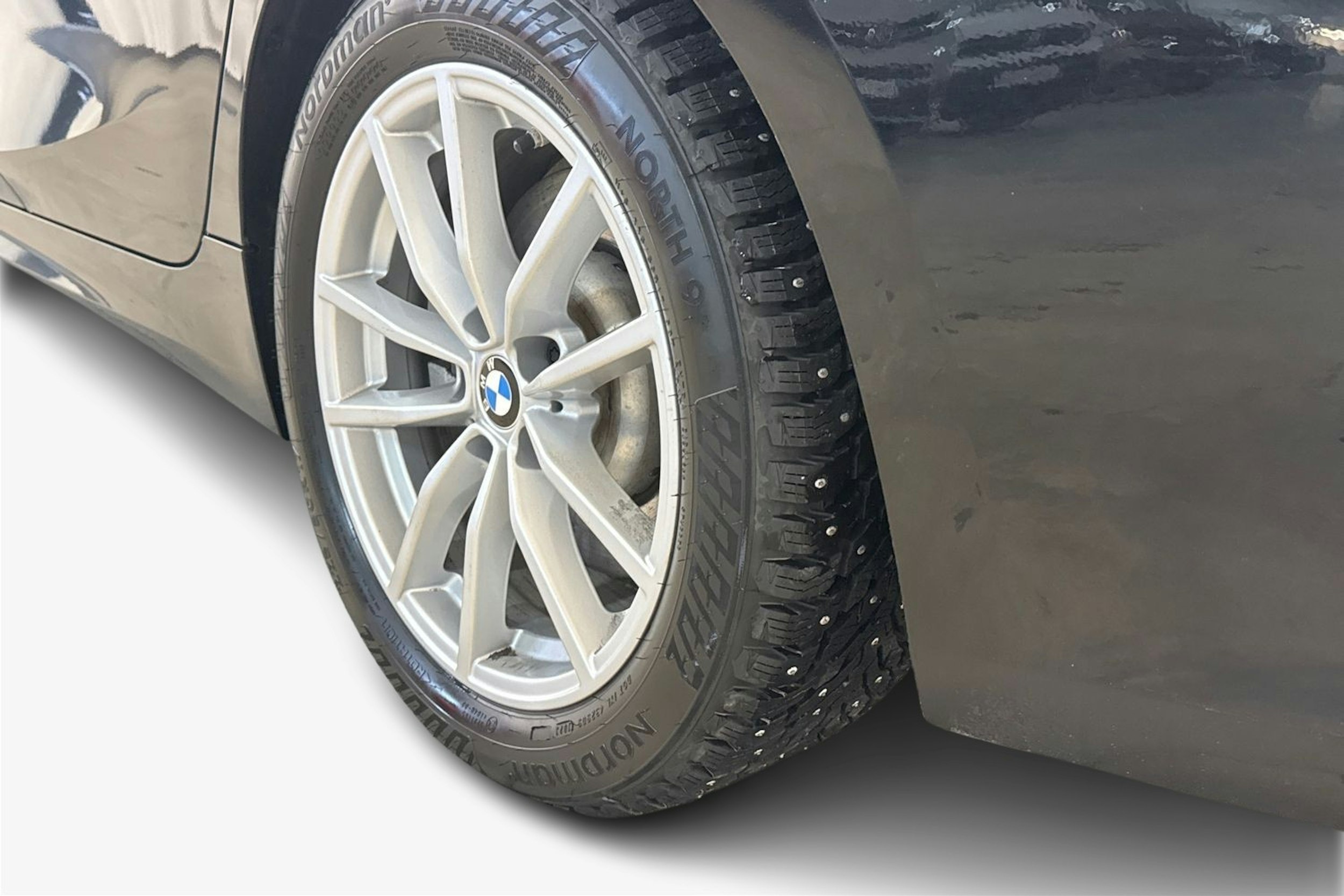 Musta BMW 330 2021 kuva 11.