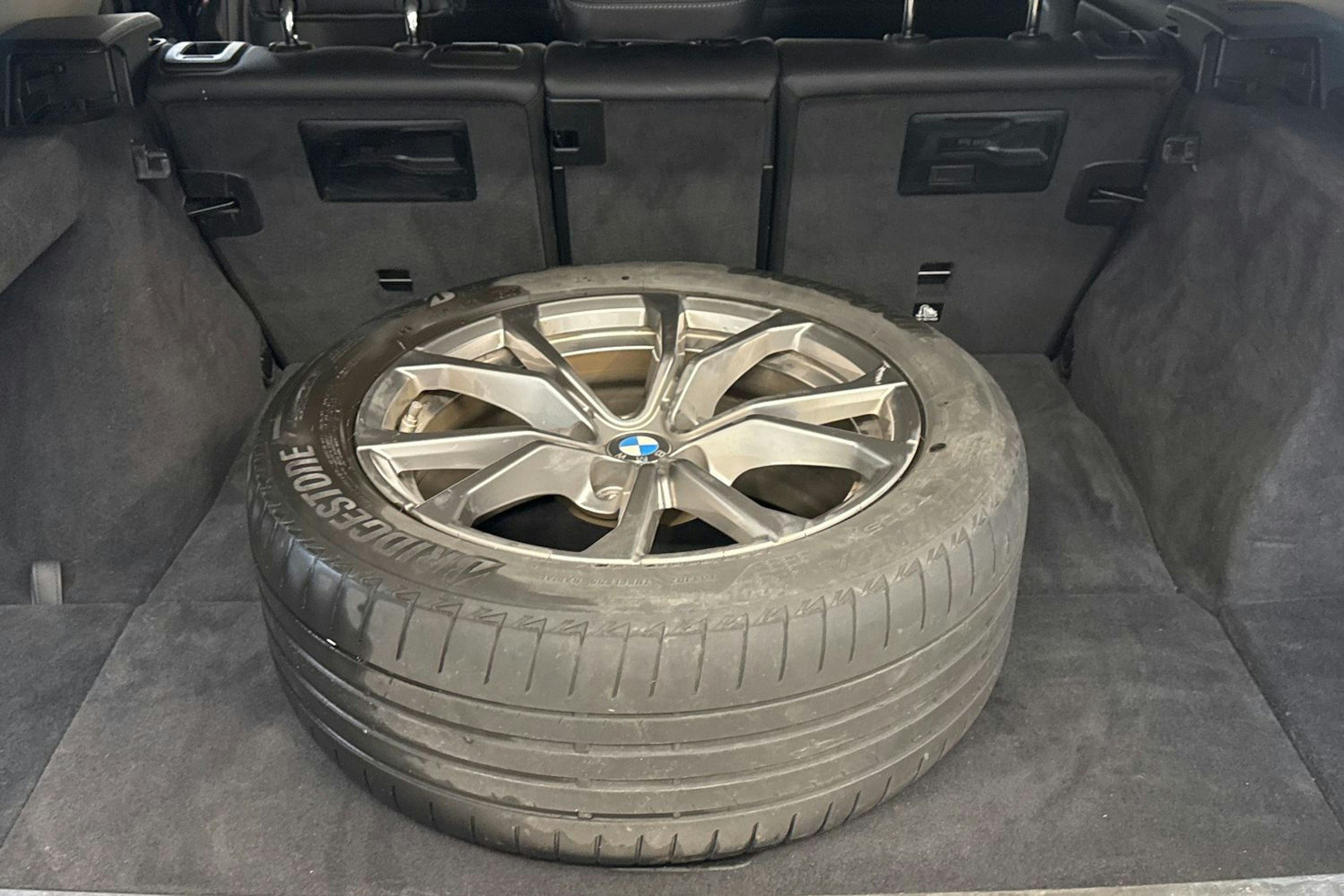 Musta BMW 330 2021 kuva 13.