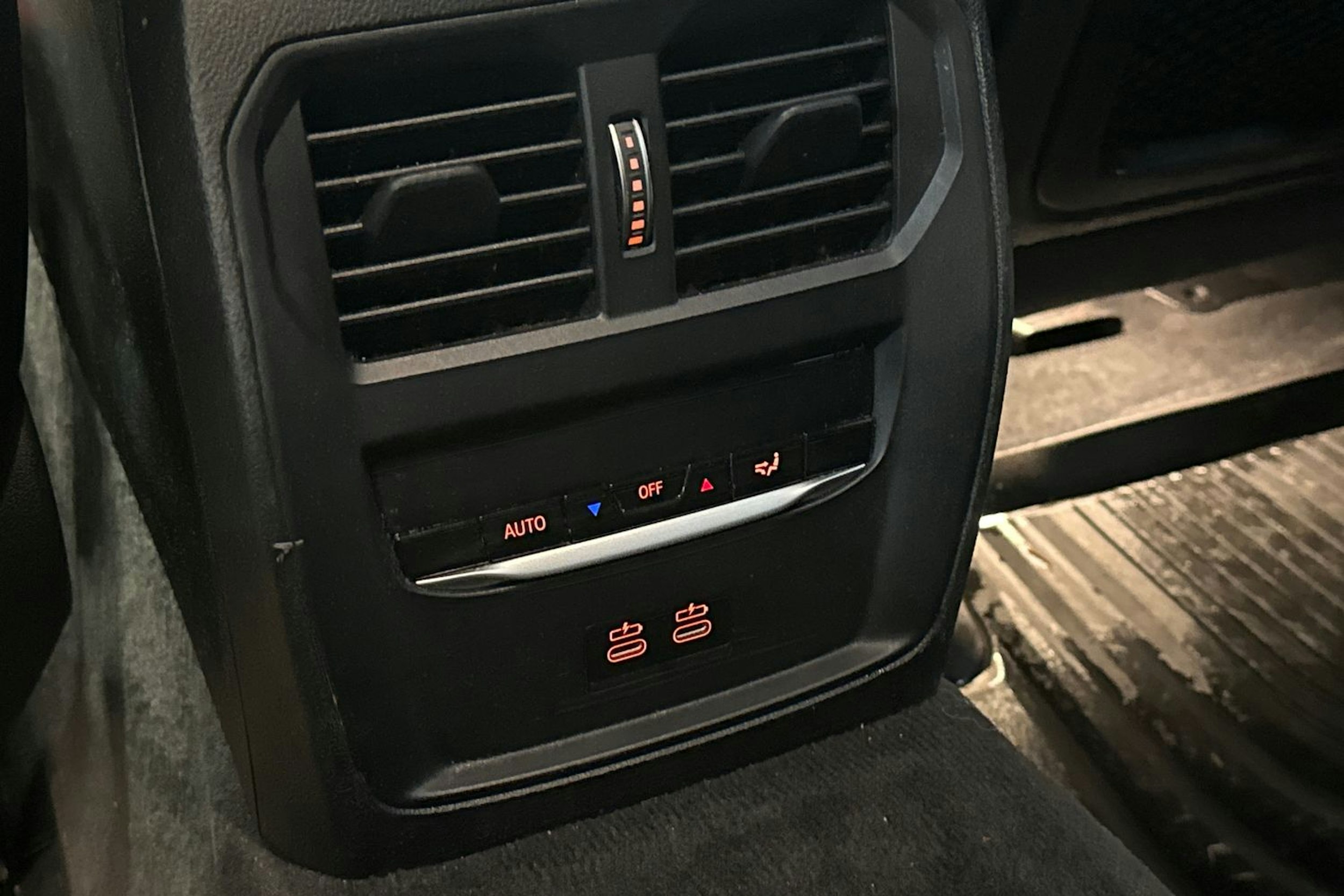 Musta BMW 330 2021 kuva 14.