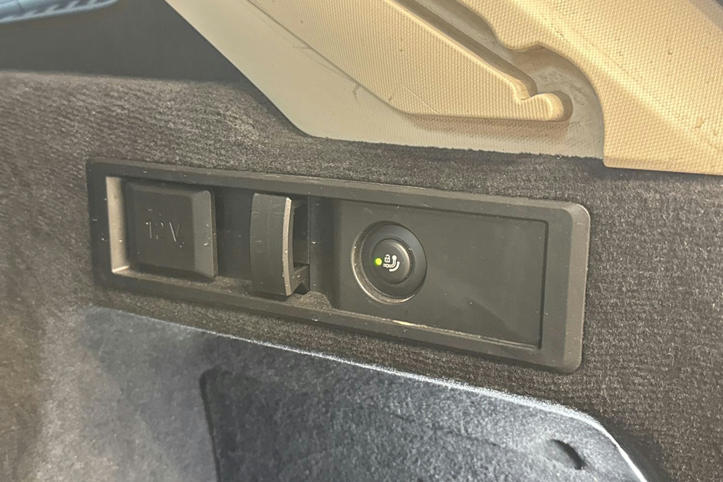 Musta BMW 330 2021 kuva 15.