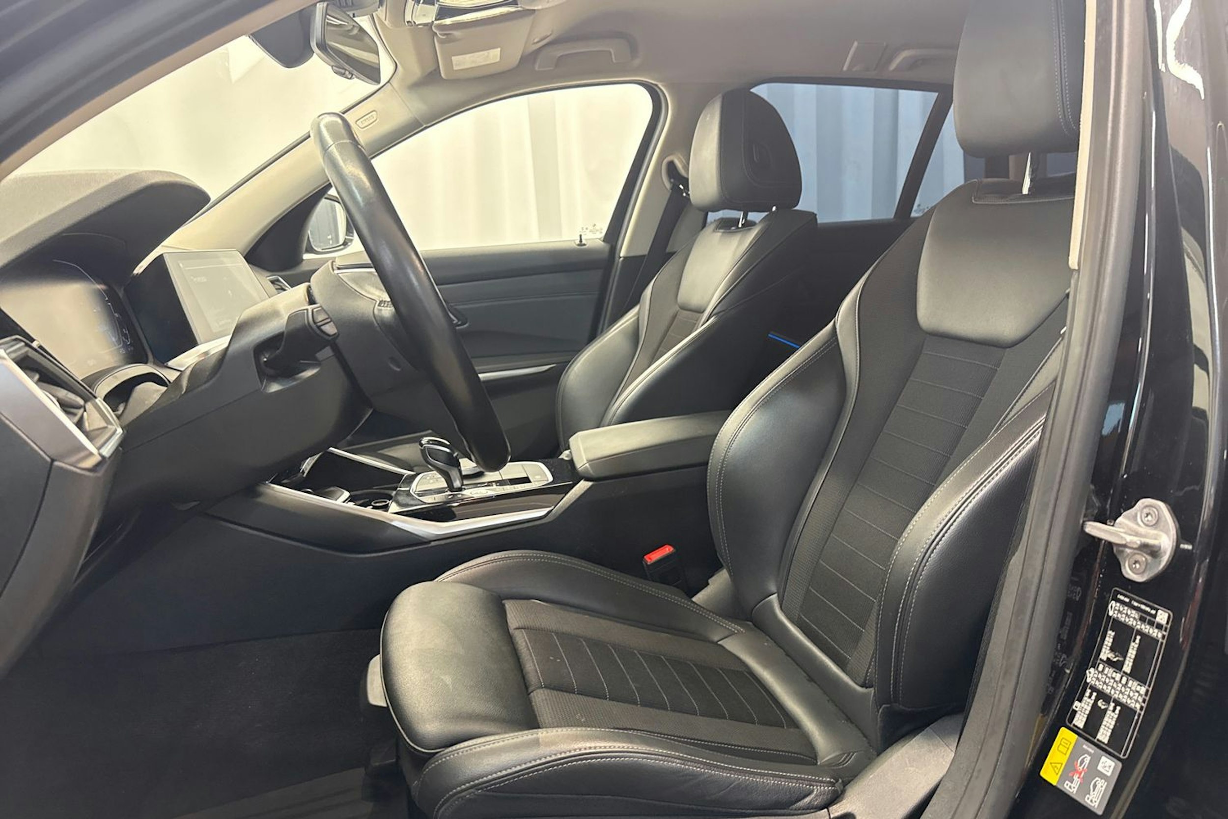 Musta BMW 330 2021 kuva 17.