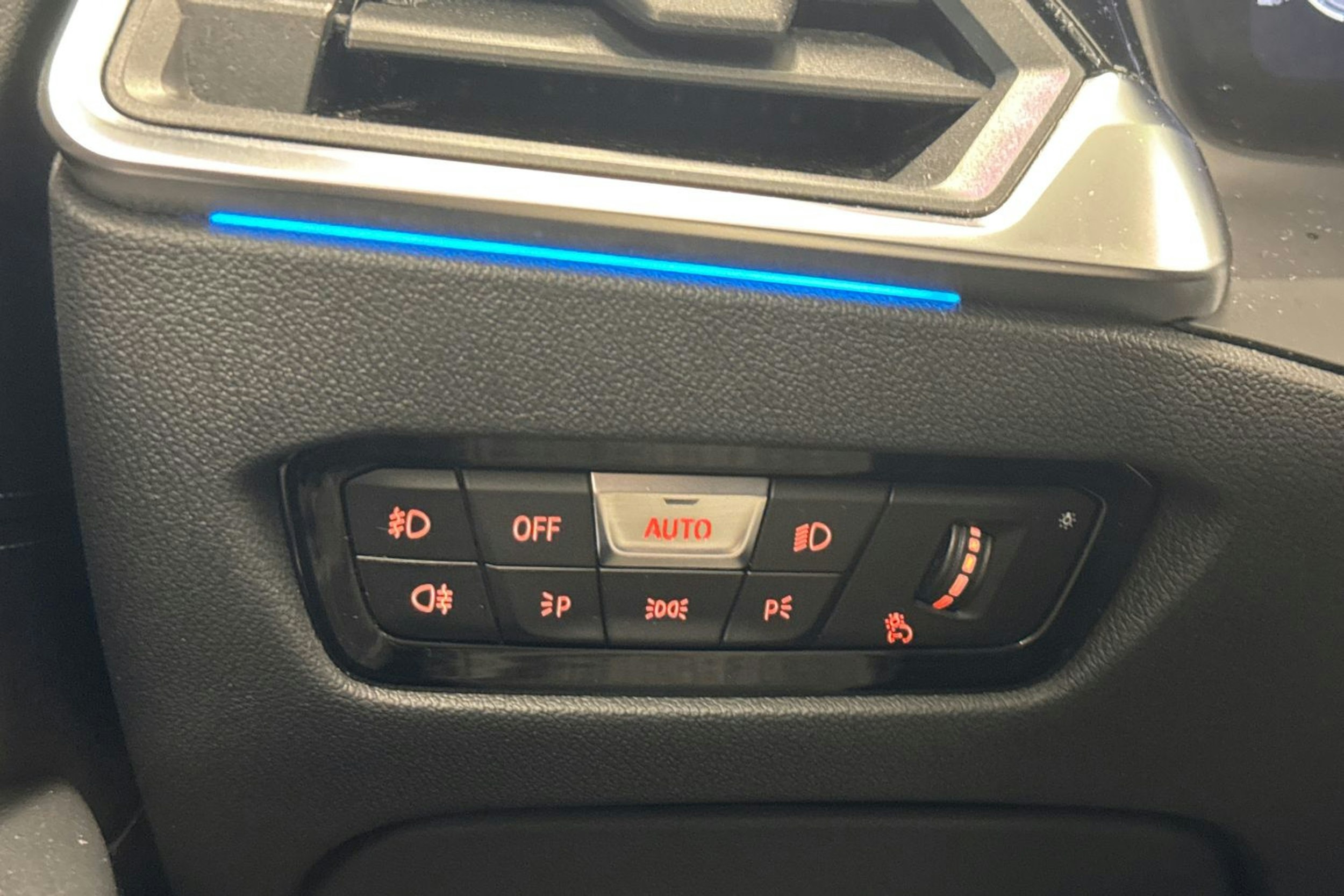 Musta BMW 330 2021 kuva 18.