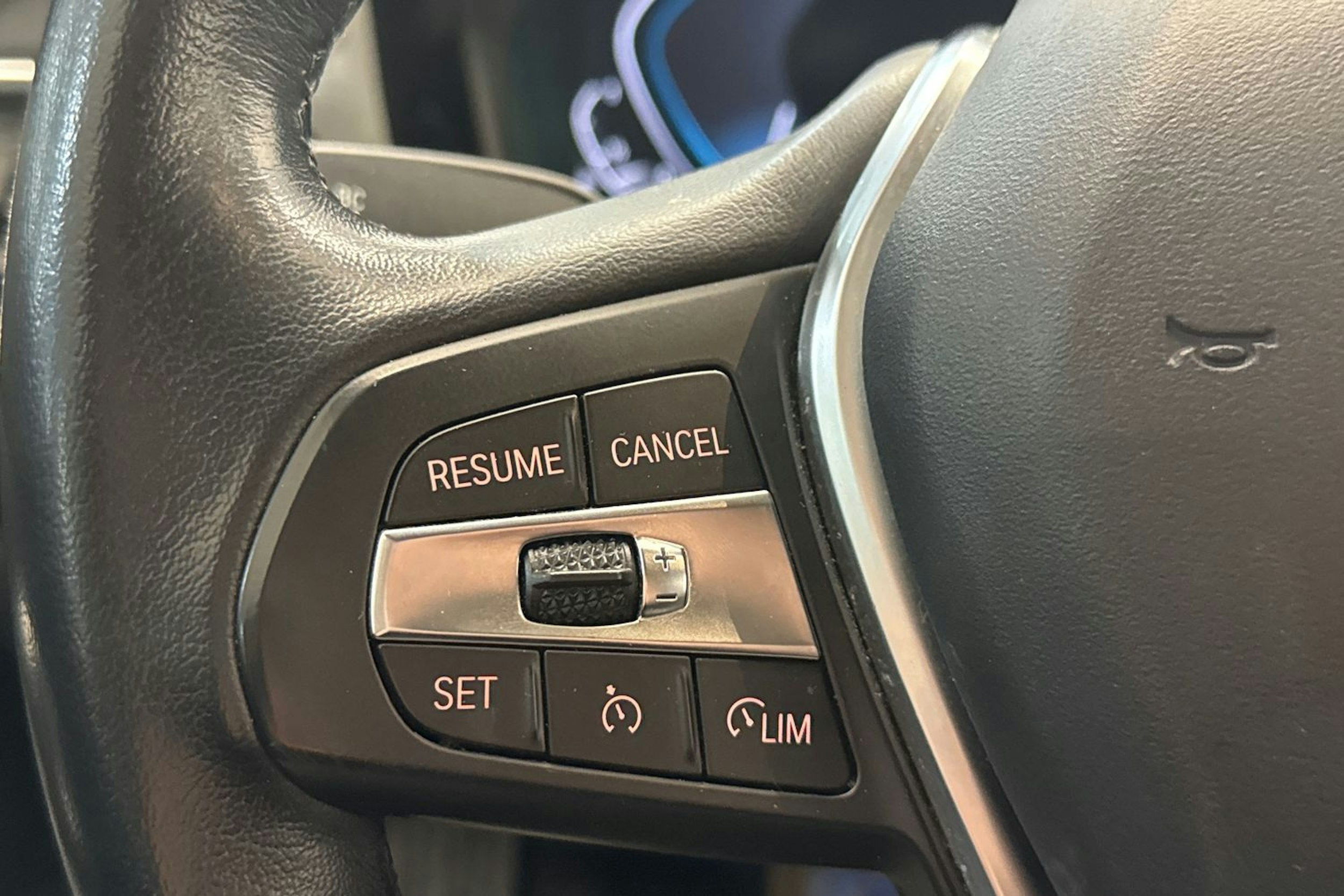 Musta BMW 330 2021 kuva 19.