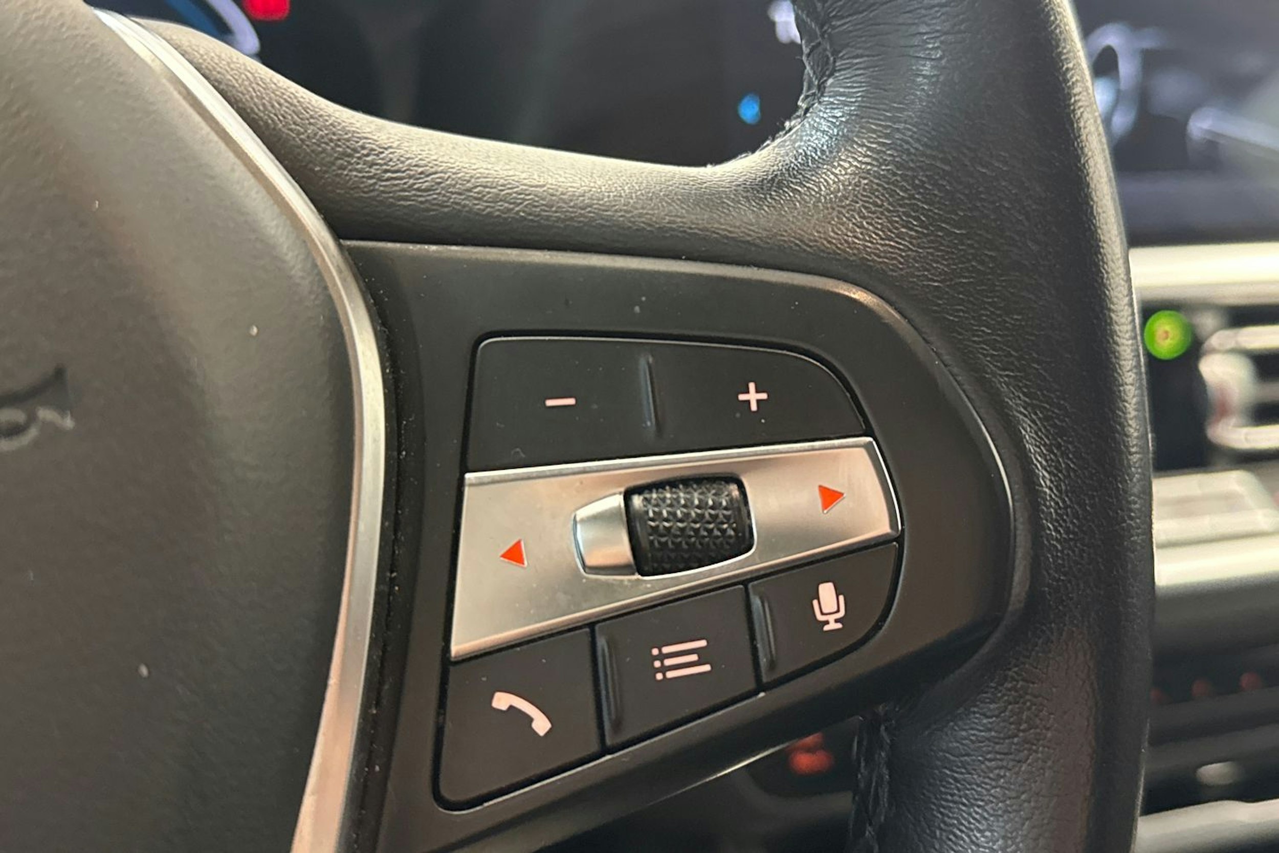 Musta BMW 330 2021 kuva 20.