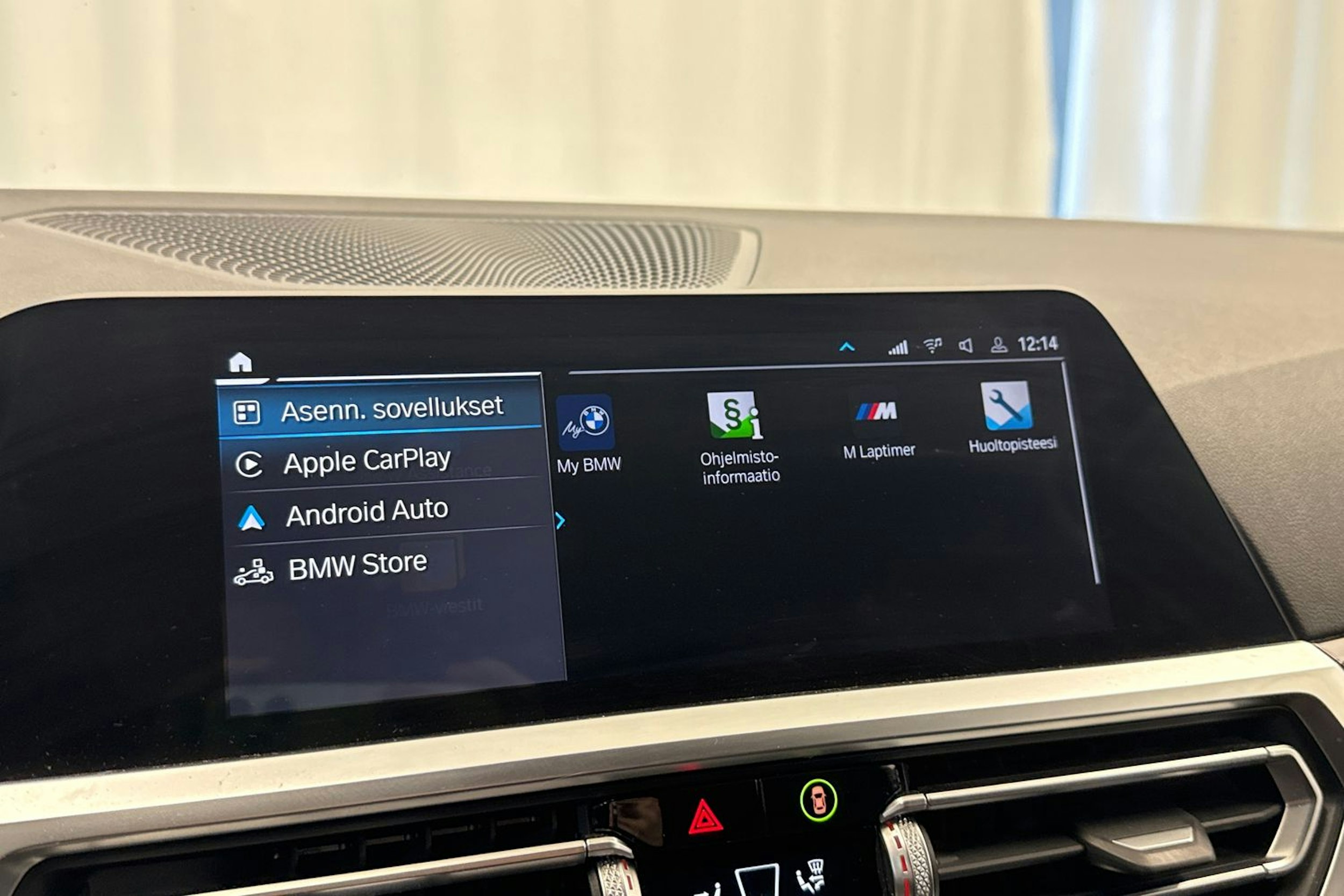 Musta BMW 330 2021 kuva 25.