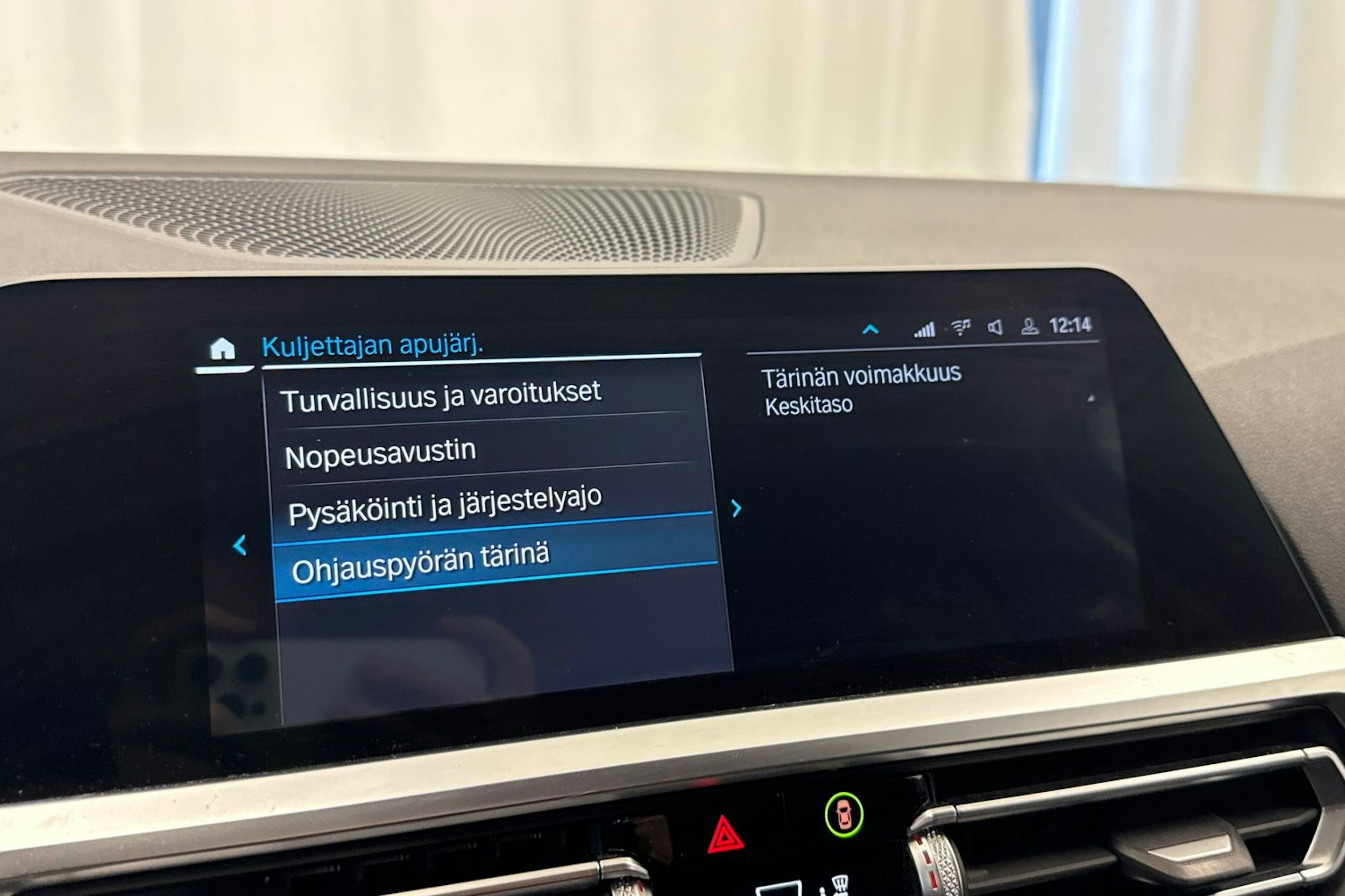 Musta BMW 330 2021 kuva 26.