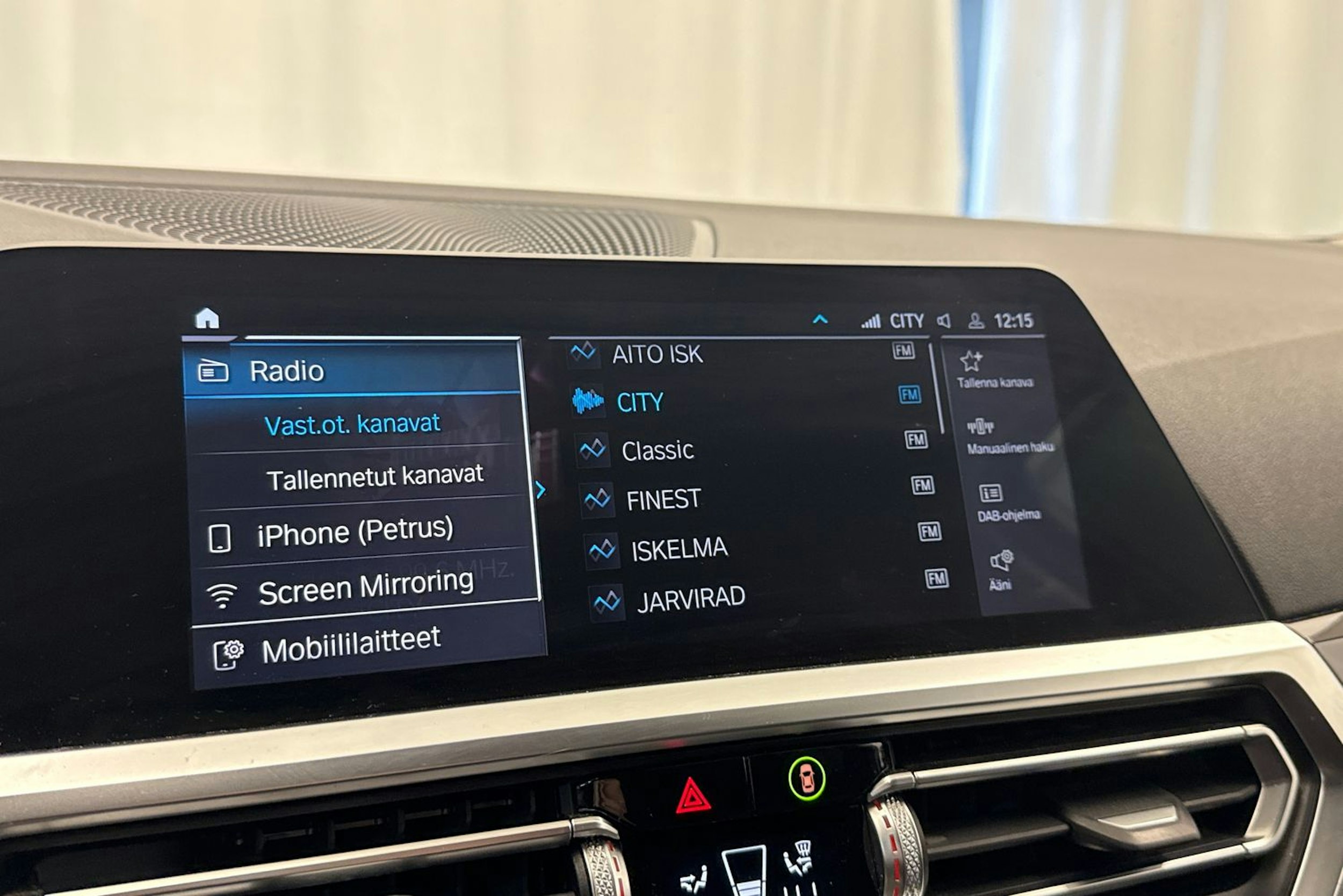 Musta BMW 330 2021 kuva 27.