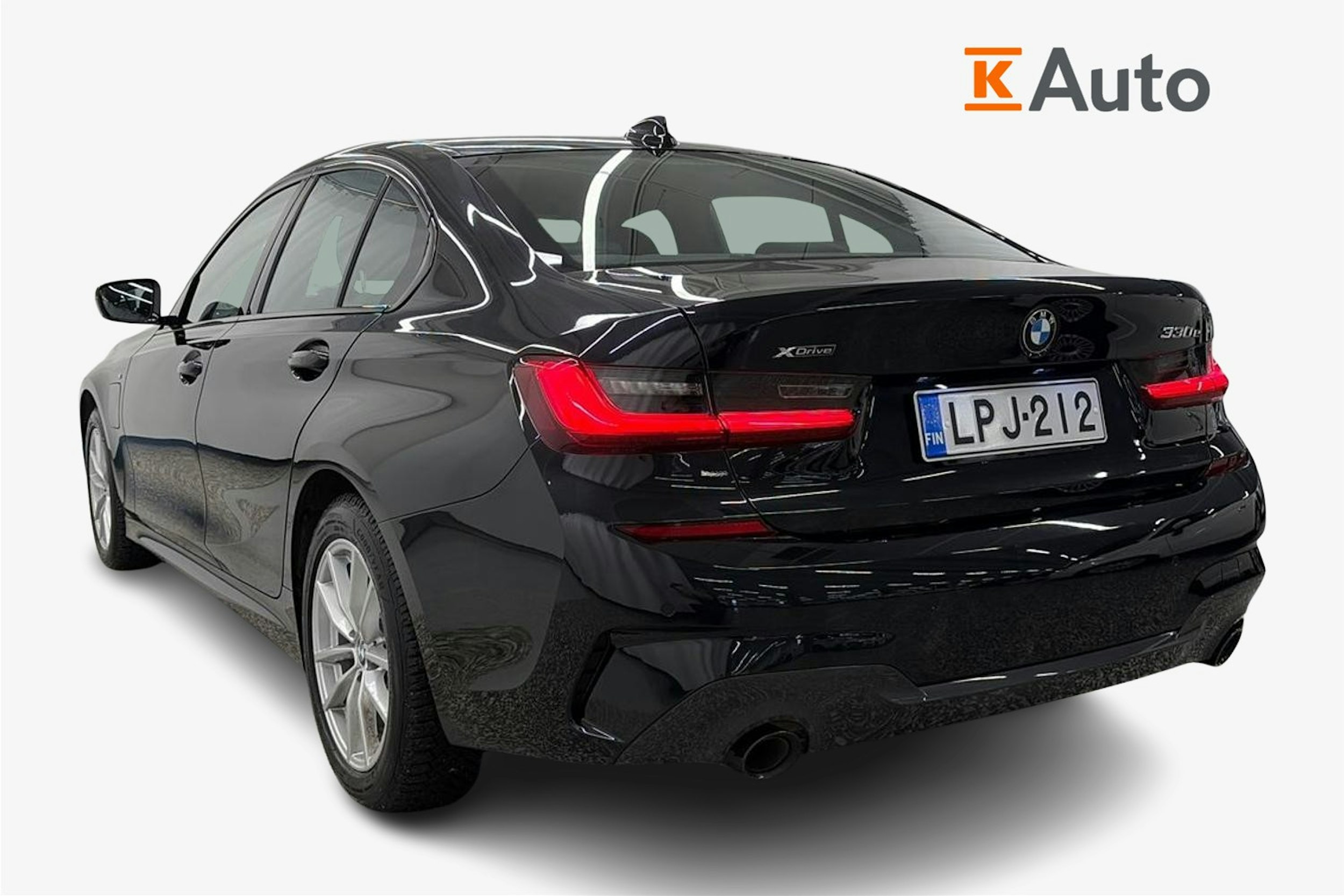 Musta BMW 330 2021 kuva 2.