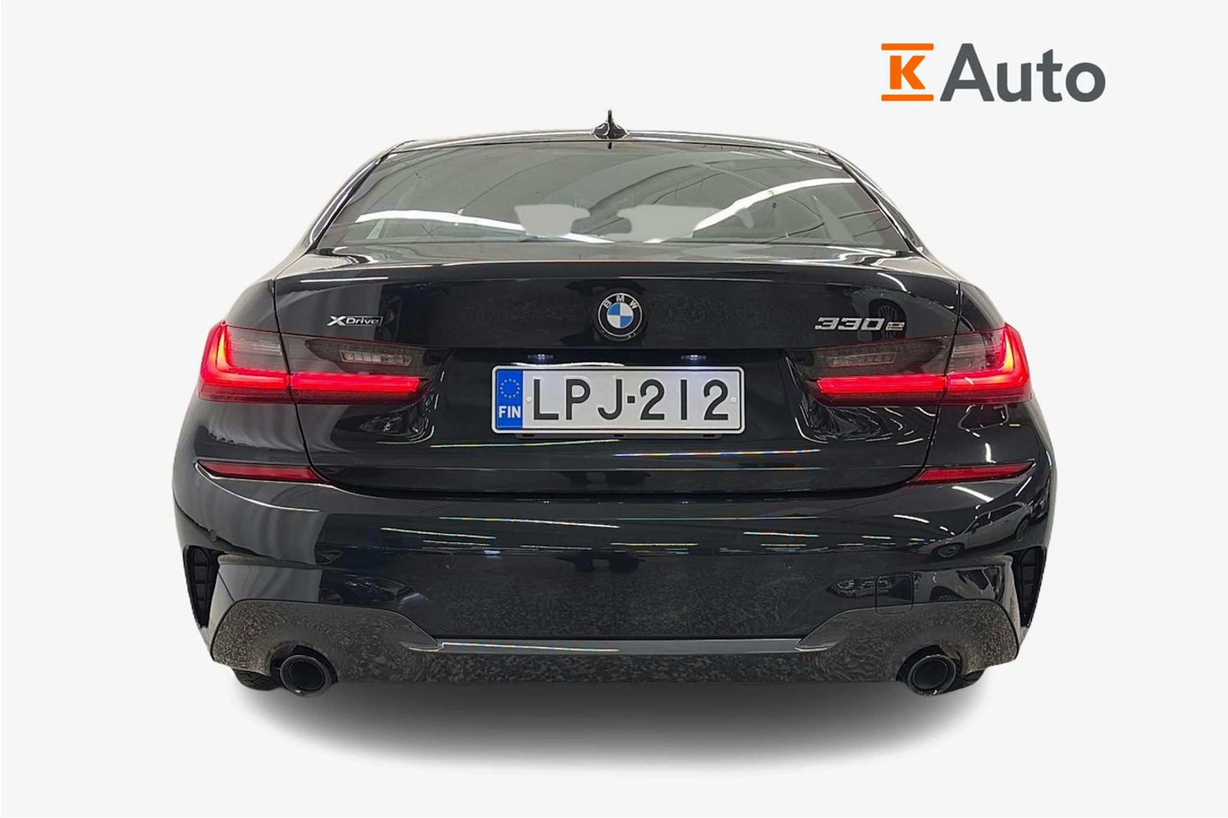 Musta BMW 330 2021 kuva 3.