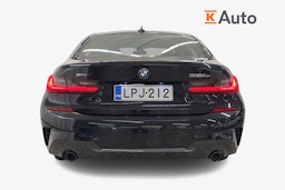 Musta BMW 330 2021 kuva 3.