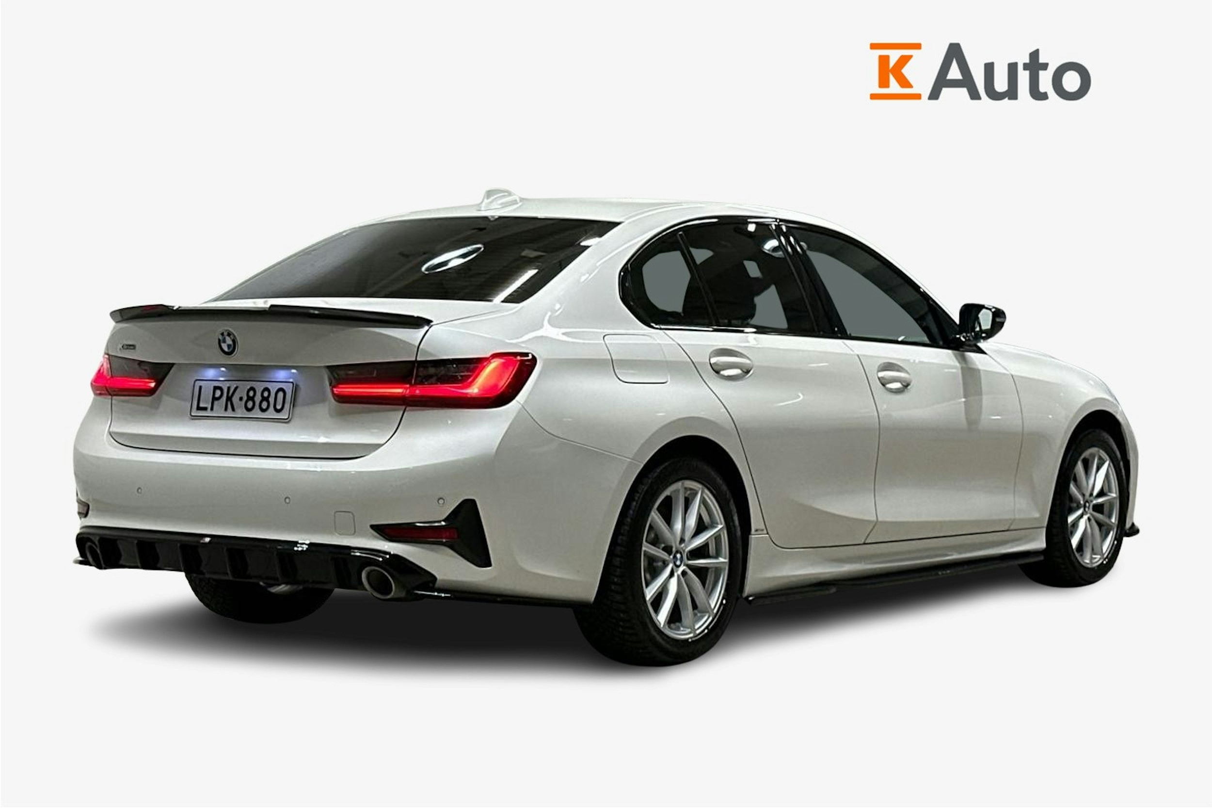 Valkoinen BMW 330 2021 kuva 2.