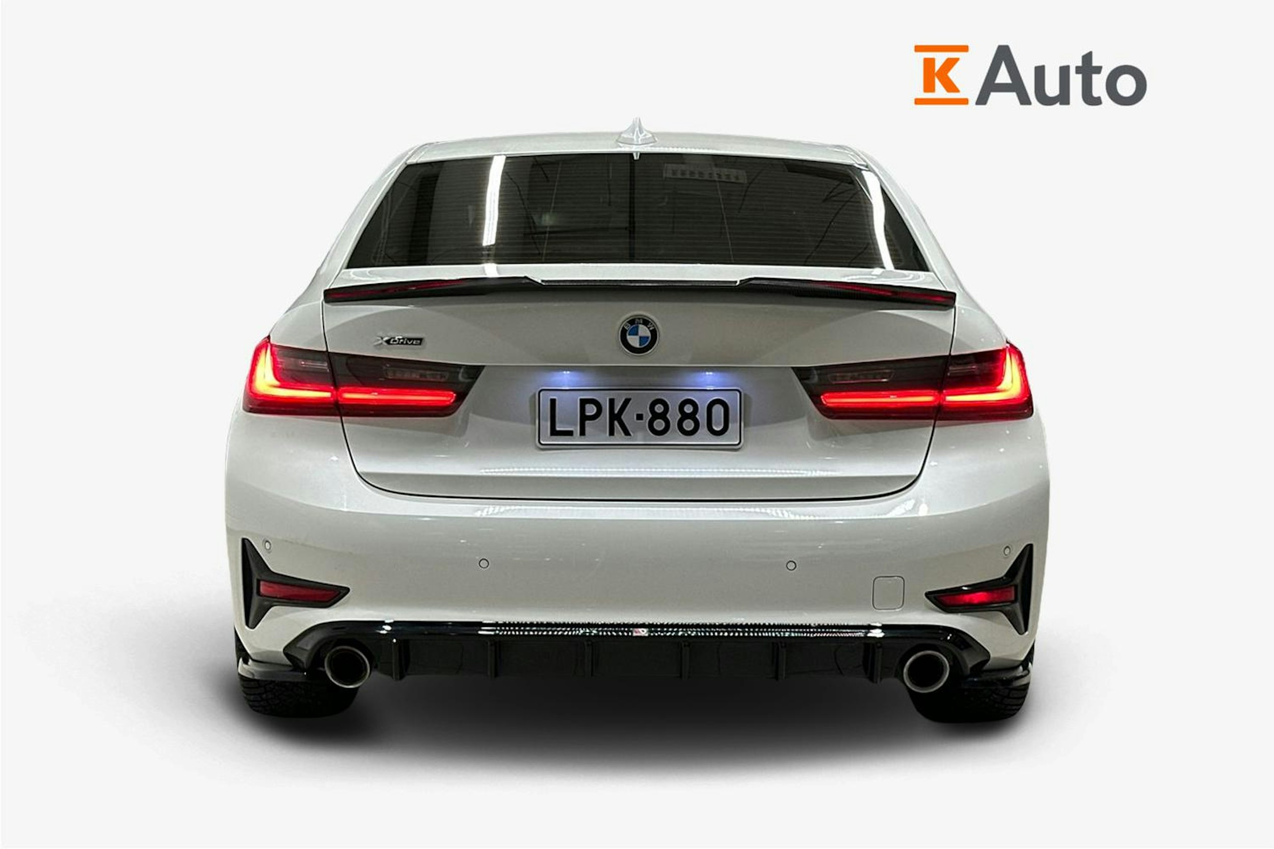 Valkoinen BMW 330 2021 kuva 3.