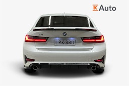 Valkoinen BMW 330 2021 kuva 3.