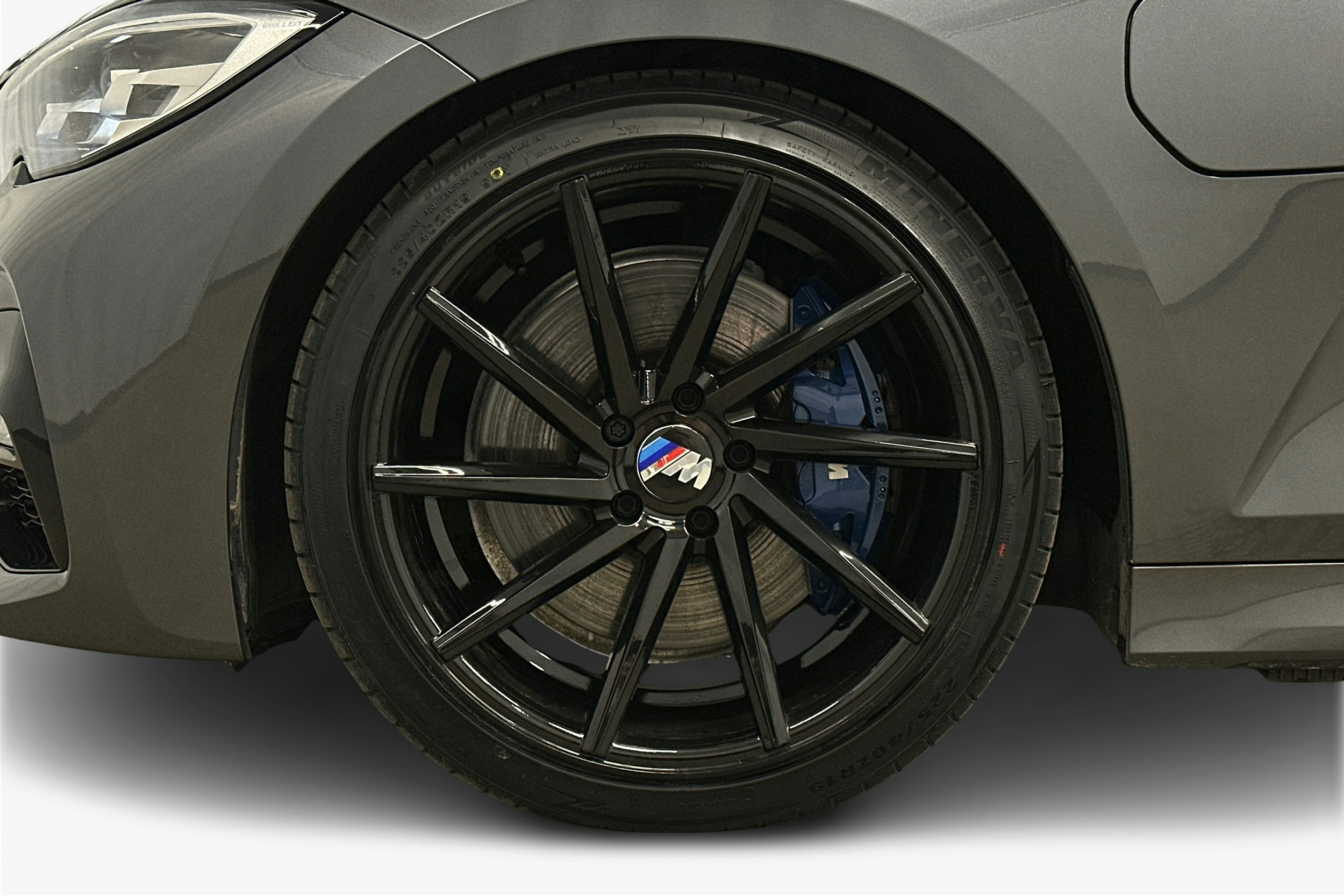 harmaa BMW 330 2021 kuva 9.
