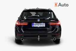 musta BMW 330 2021 kuva 3.