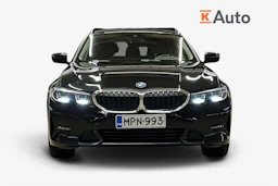 musta BMW 330 2021 kuva 4.