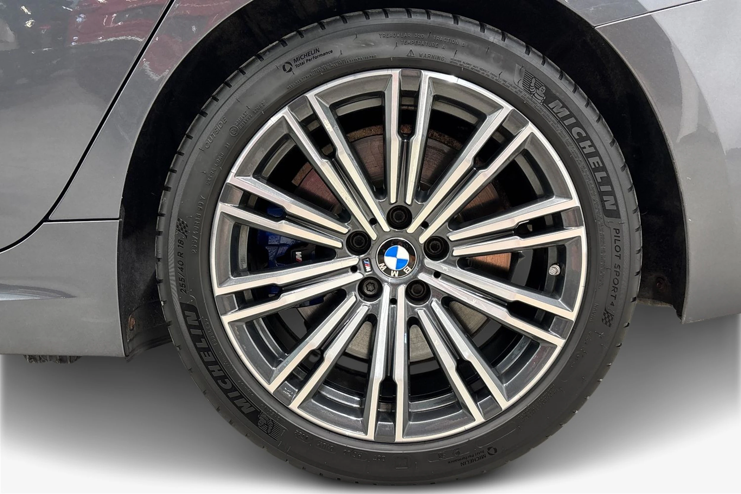 harmaa BMW 330 2021 kuva 9.