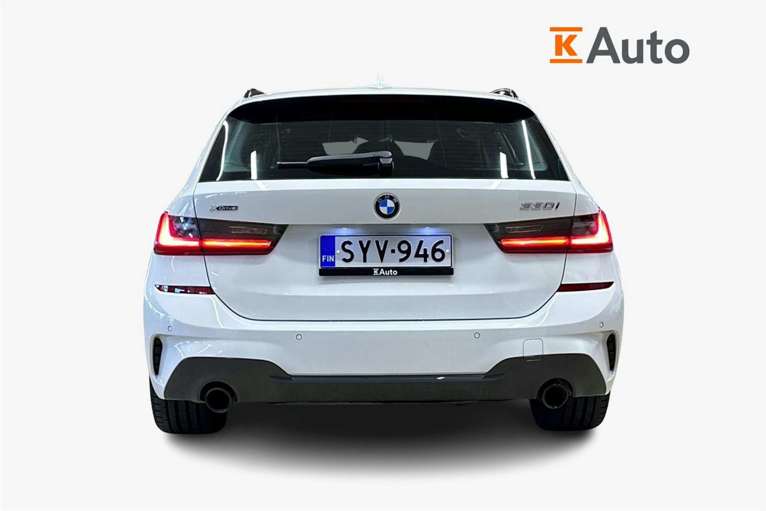 valkoinen BMW 330 2021 kuva 3.