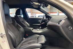 valkoinen BMW 330 2021 kuva 13.