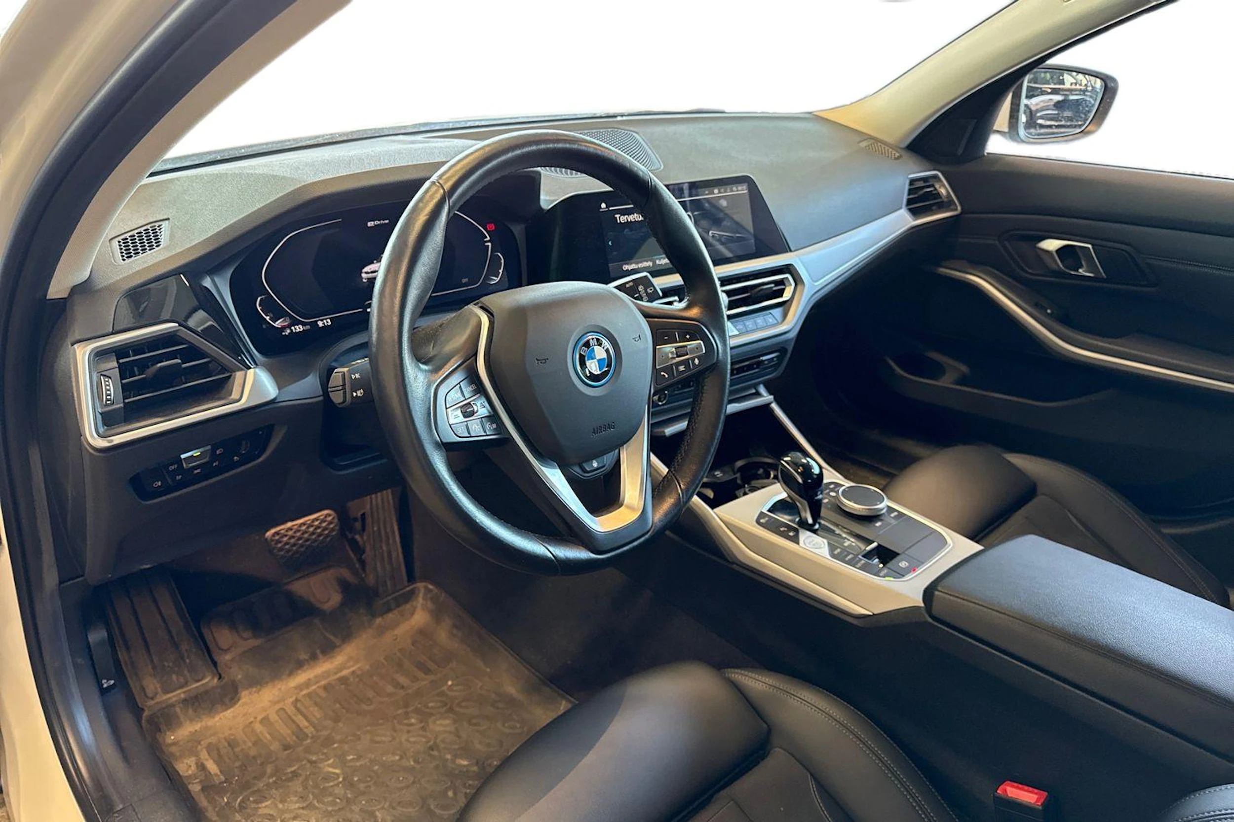 valkoinen BMW 330 2021 kuva 3.