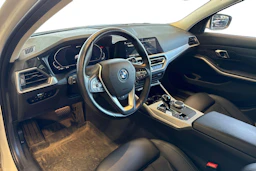 valkoinen BMW 330 2021 kuva 3.