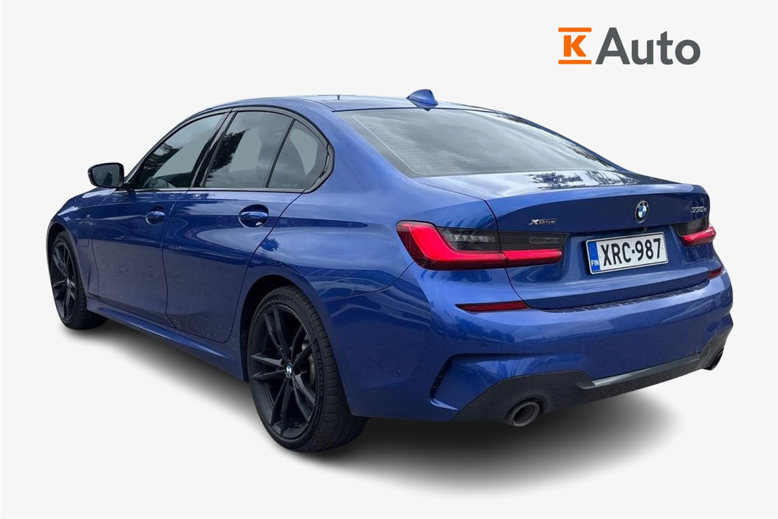 sininen BMW 330 2021 kuva 2.