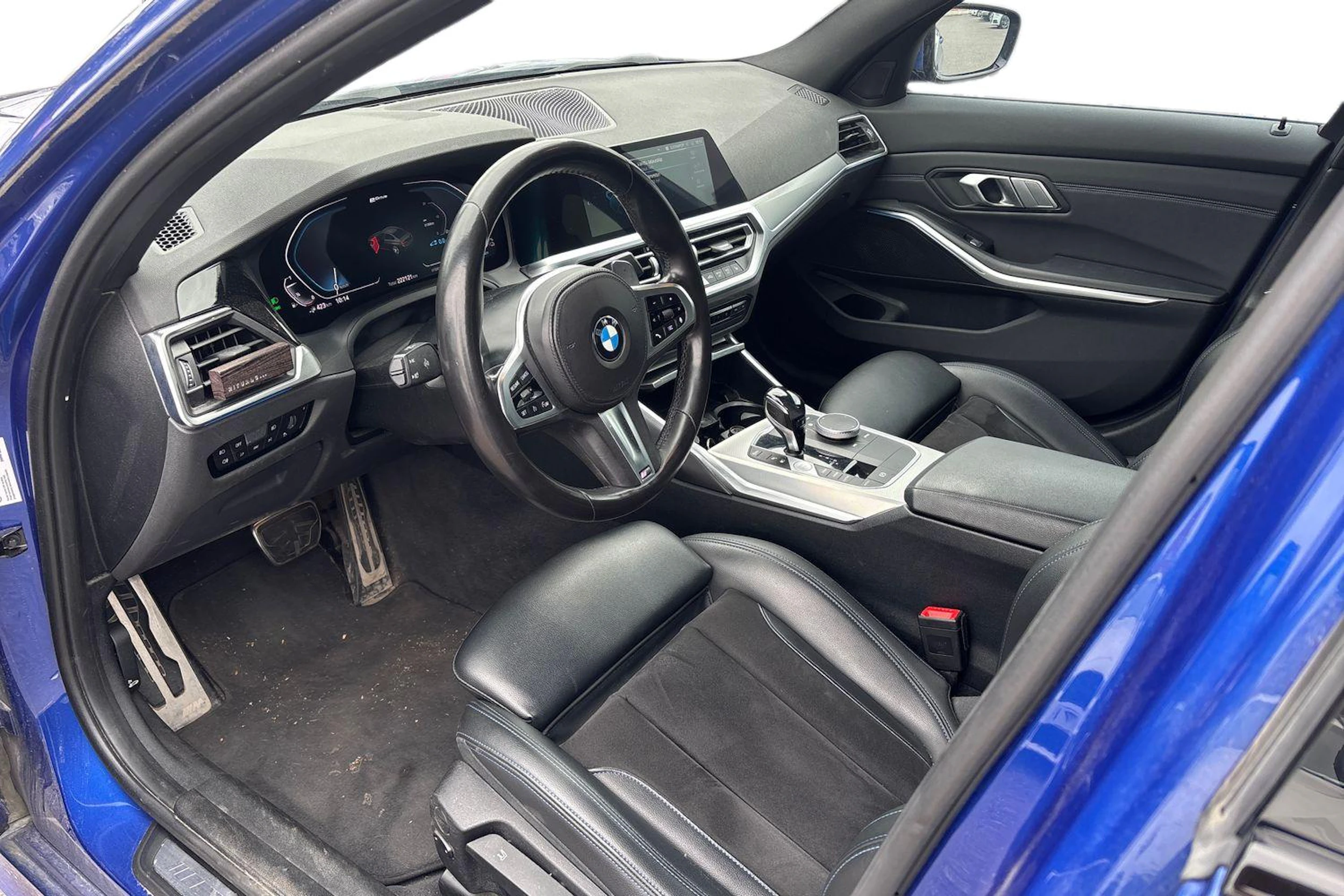 sininen BMW 330 2021 kuva 3.