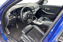 sininen BMW 330 2021 kuva 3.