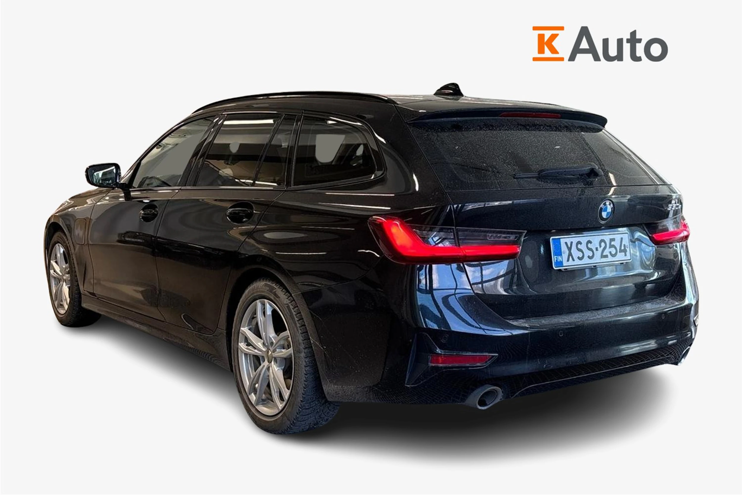 musta BMW 330 2021 kuva 2.