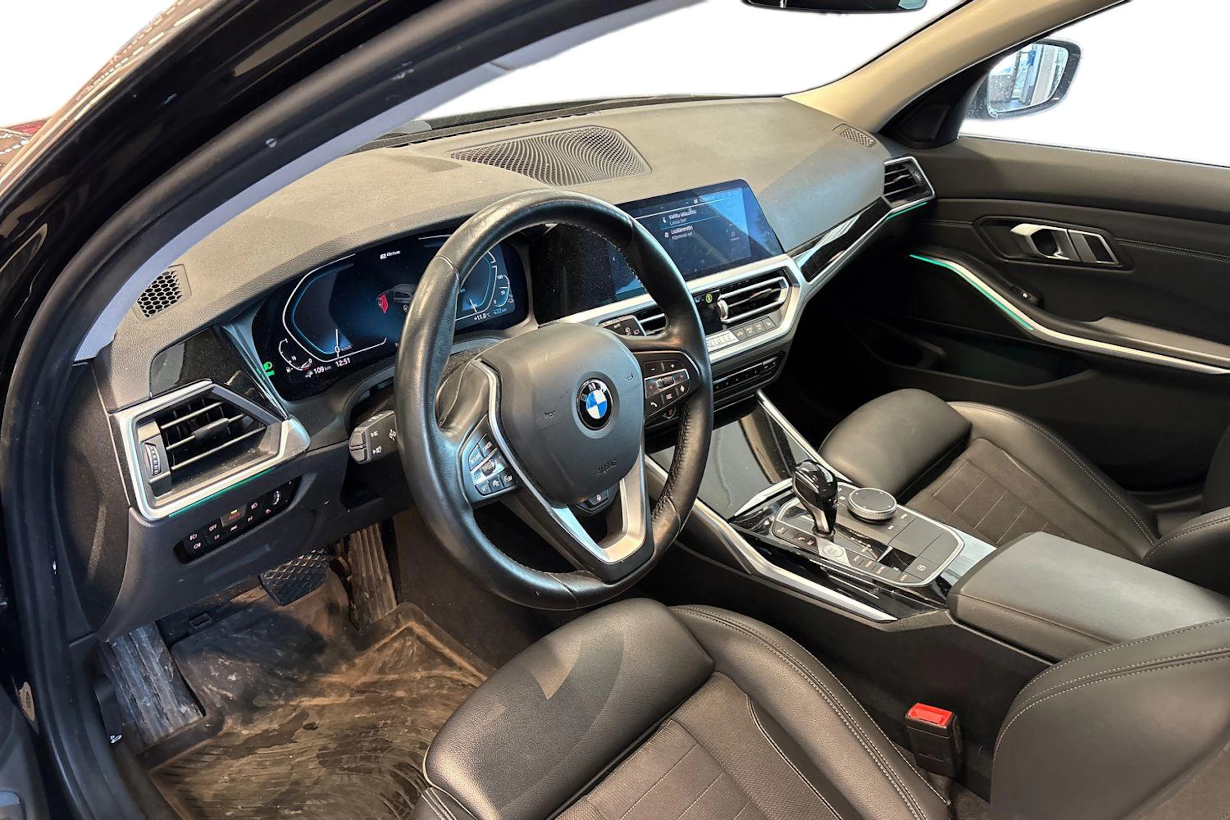 musta BMW 330 2021 kuva 3.