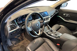 musta BMW 330 2021 kuva 3.