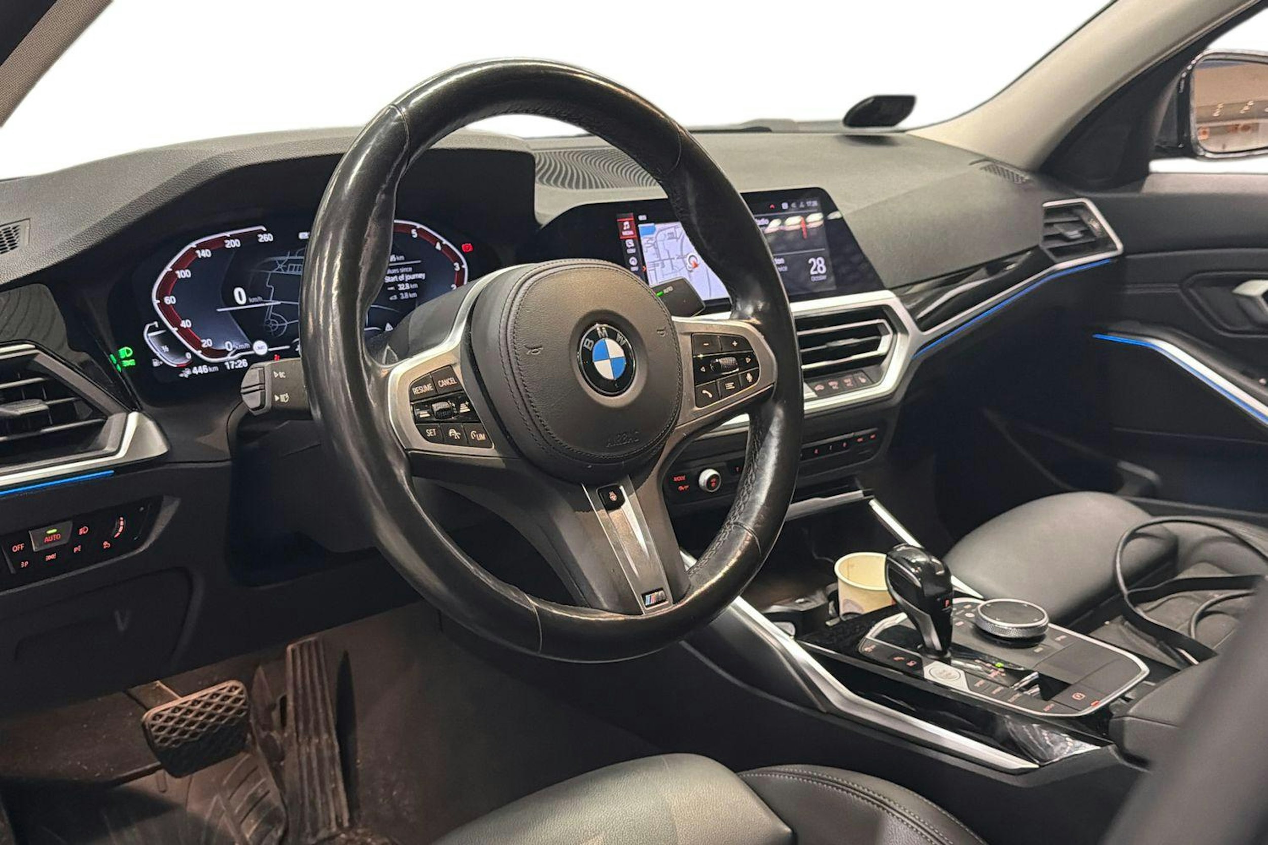 harmaa BMW 330 2021 kuva 3.